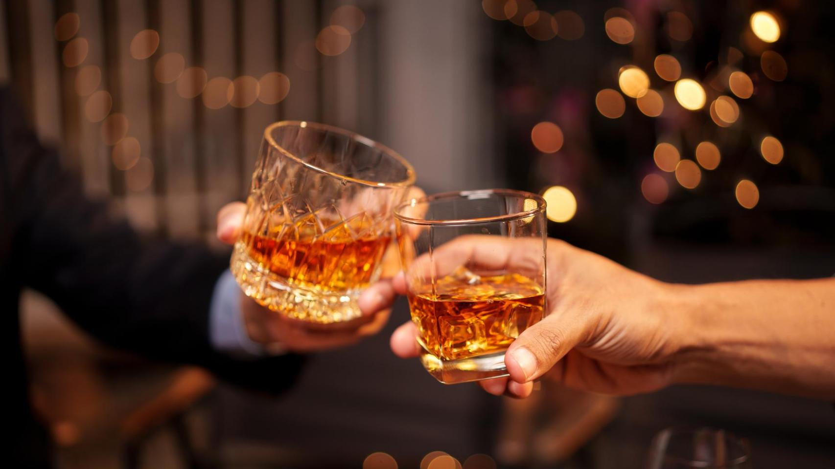 Millones de litros de whisky sin dueño: la industria del alcohol pierde 830.000 millones de dólares y frena su producción