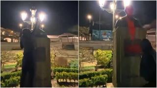 El grupo vasco GKS muestra en un vídeo el momento en el que vandalizan el busto de Fraga en Vilalba (Lugo)