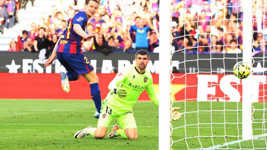 De Jong, en el momento de anotar el segundo gol.