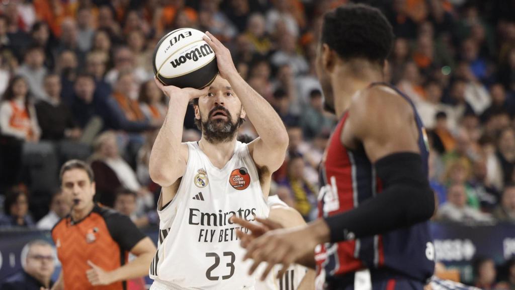 Llull marca un triple durante el partido contra el Baskonia.