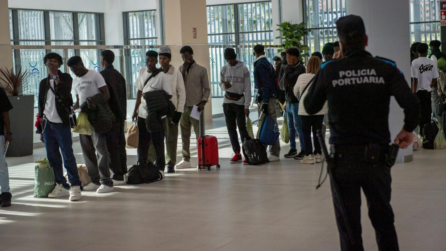 Un grupo de inmigrantes son trasladados desde el CETI de Ceuta, el pasado 11 de febrero.