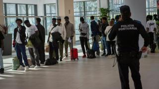 Un grupo de inmigrantes son trasladados desde el CETI de Ceuta, el pasado 11 de febrero.