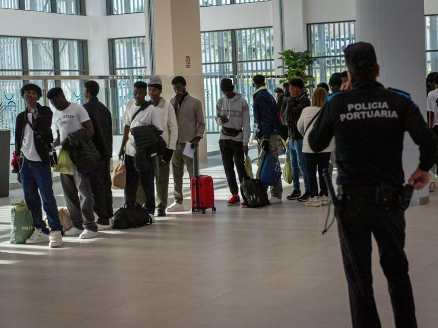 Un grupo de inmigrantes son trasladados desde el CETI de Ceuta, el pasado 11 de febrero.