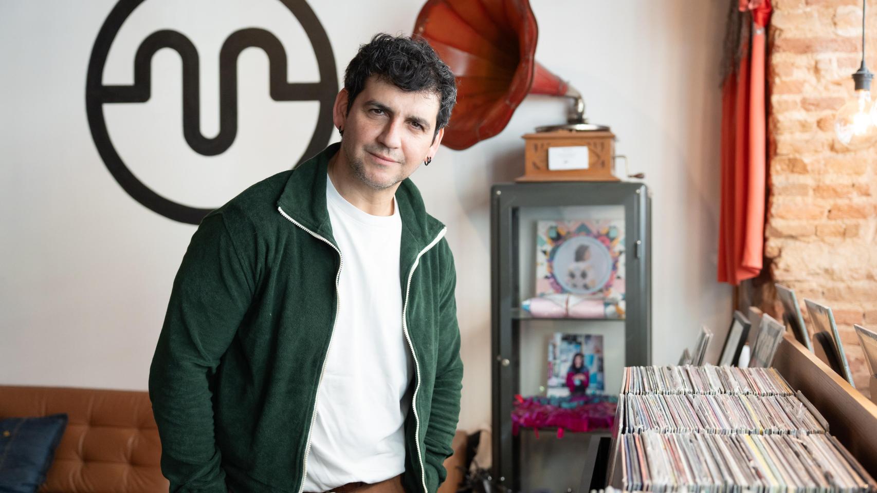 Fran Perea nos recibe en la tienda de discos Marilians en la presentación de 'El hombre invisible', su último trabajo.