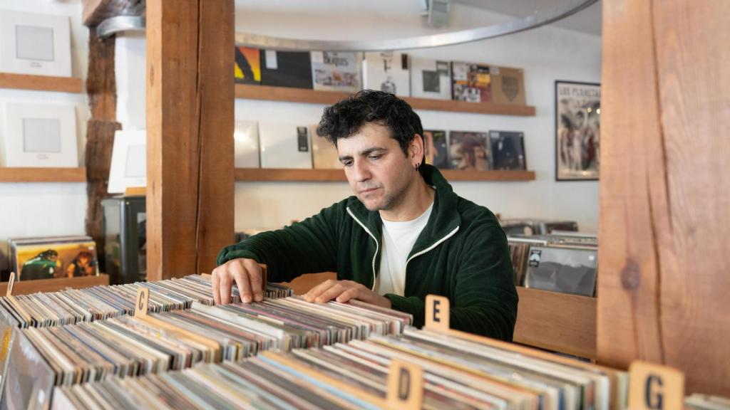 Perea en Marilians toqueteando discos antes de hablar de las mujeres de su vida y su obra.
