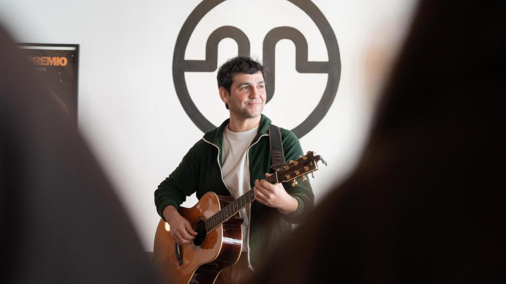 Perea tocando una de las canciones de su nuevo disco.