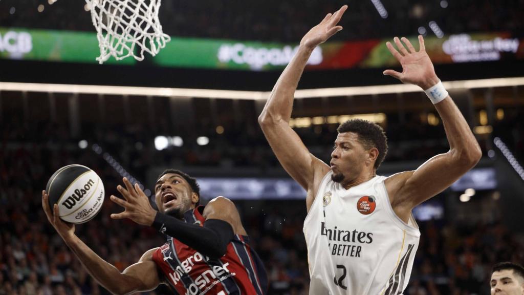 Tavares trata de taponar a Forrest.