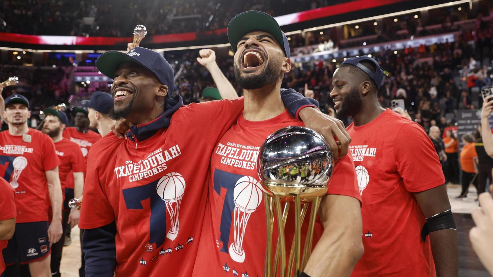 Baskonia sorprende al Real Madrid en una final apoteósica y recupera el trono de la Copa del Rey 17 años después Baskonia sorprende al Real Madrid en una final apoteósica y recupera el trono de la Copa del Rey 17 años después