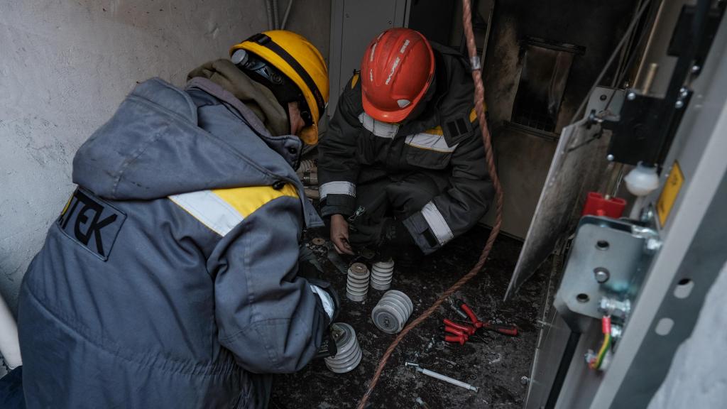 Operarios de DTEK reparan una subestación eléctrica en el centro de Kiev, en plena ola de frío extremo y de bombardeos rusos.