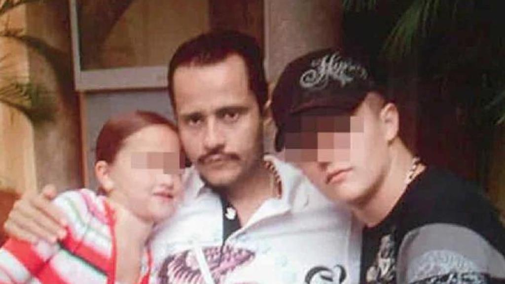 Una de las escasas imágenes públicas de Nemesio Oseguera Cervantes: el jefe del CJNG, retratado en una escena doméstica que contrasta con la violencia que ordenó durante años desde la sombra.