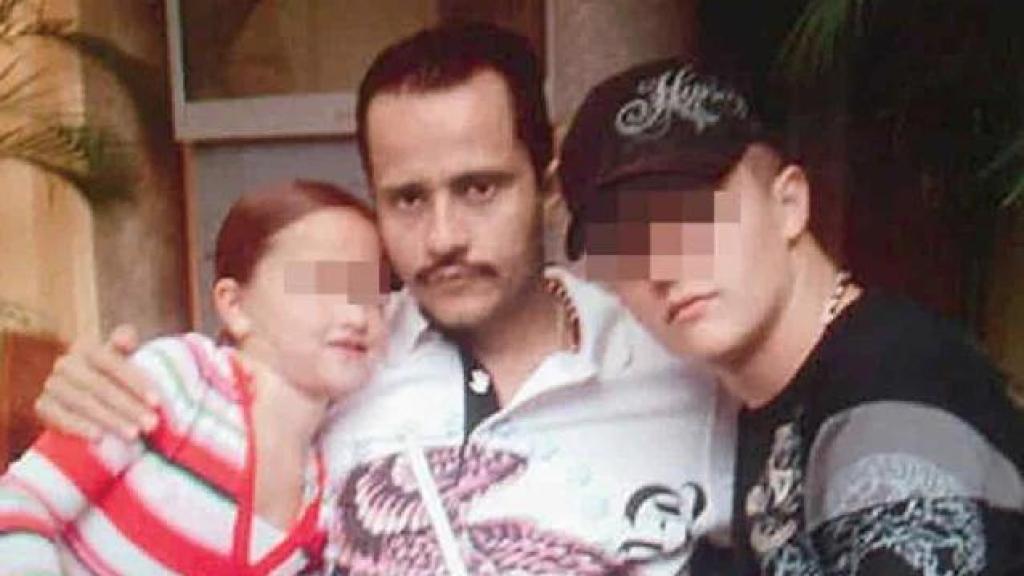Una de las escasas imágenes públicas de Nemesio Oseguera Cervantes: el jefe del CJNG, retratado en una escena doméstica que contrasta con la violencia que ordenó durante años desde la sombra.