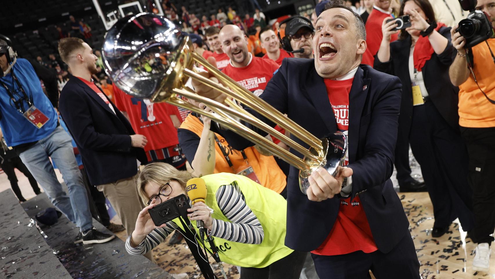 Paolo Galbiati, el entrenador de Baskonia, con la Copa del Rey.
