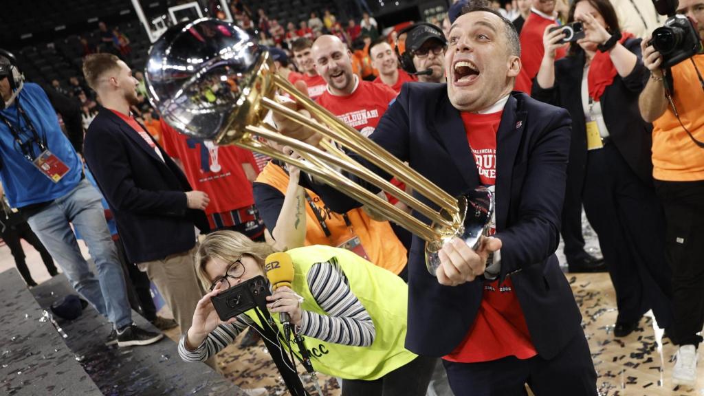 Paolo Galbiati, el entrenador de Baskonia, con la Copa del Rey.