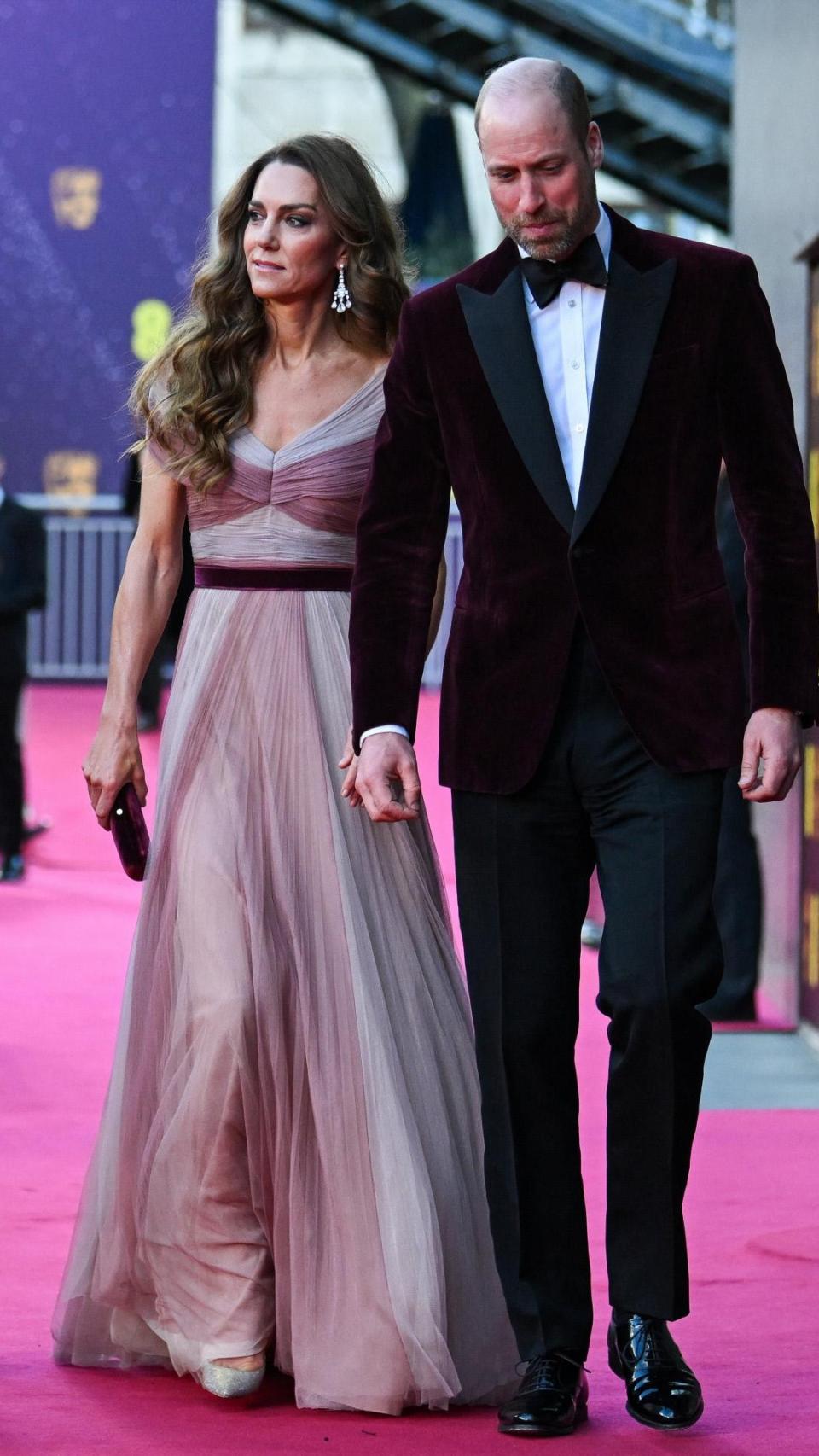 Los príncipes de Gales, sobre la alfombra de los premios.