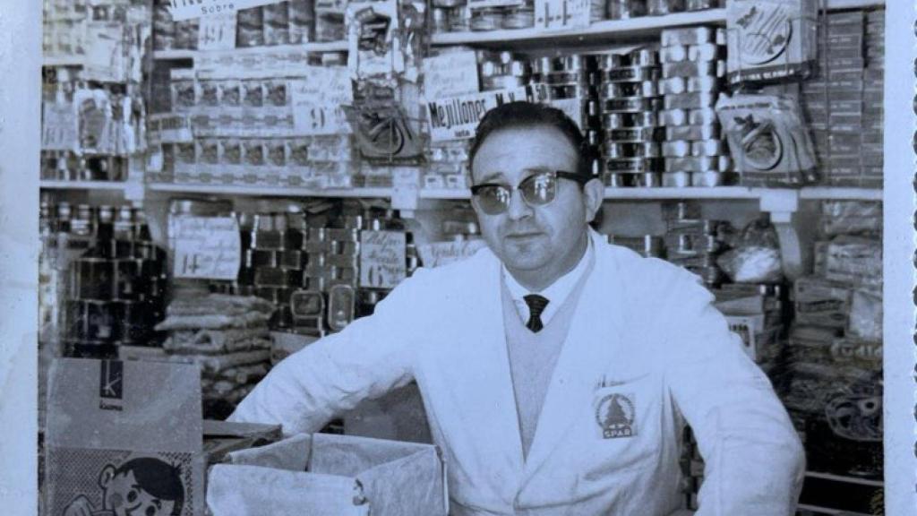 Paco García padre en su tienda de Ultramarinos, antes de que Ponzano fuera restaurante.