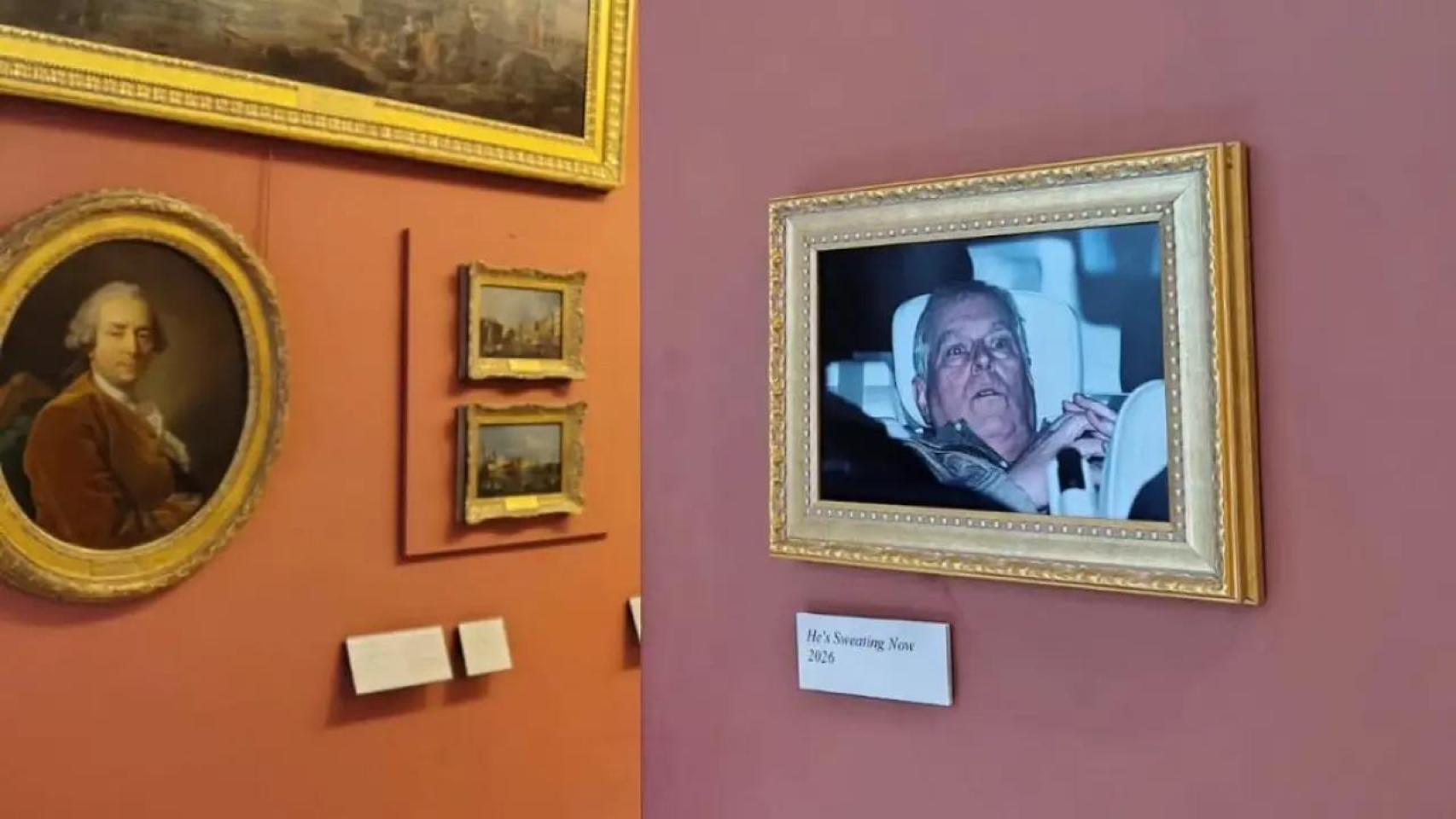 La imagen del expríncipe Andrés tras salir de comisaría, colgada en el Museo del Louvre.