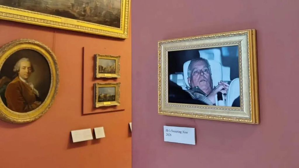 La imagen del expríncipe Andrés tras salir de comisaría, colgada en el Museo del Louvre.