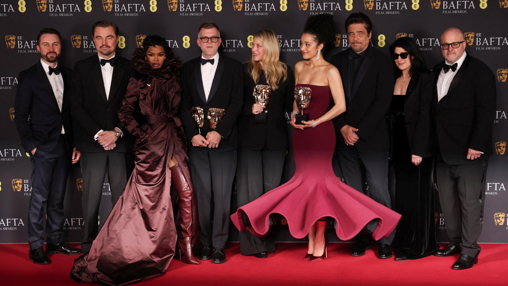 El equipo de 'Una batalla tras otra' posa en la alfombra roja de los BAFTA con los galardones.