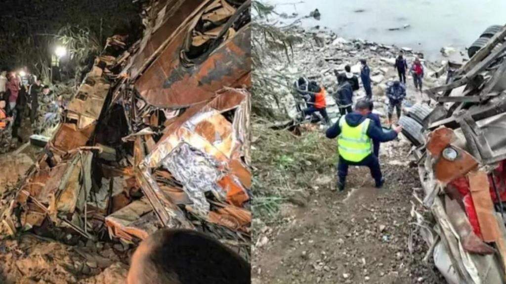 Imagen del accidente de autobús en el distrito de Dhading, en la zona central de Nepal.