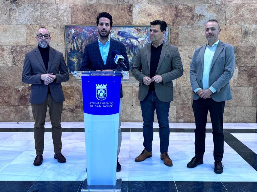Patricio Sánchez (director general de Patrimonio Cultural), José Miguel Luengo (alcalde), David Martínez (concejal de Cultura) y Juan José Lara (director de la Biblioteca Regional), durante el anuncio del Día del Libro en San Javier.