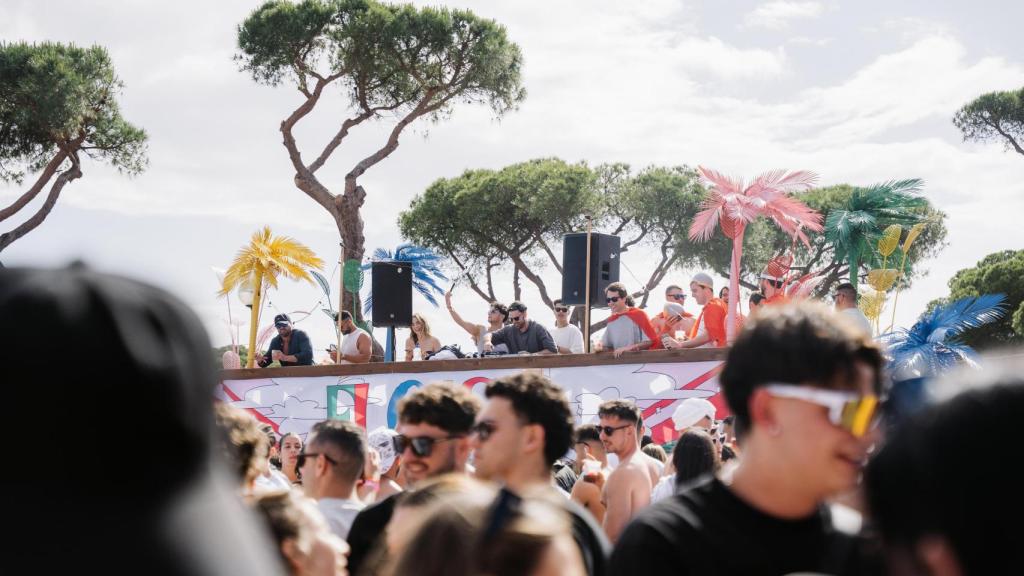 lA startup organiza Bye Bye Week, una semana de fiesta y actividades para los estudiantes que realizan la EBAU que reúne a miles de personas.