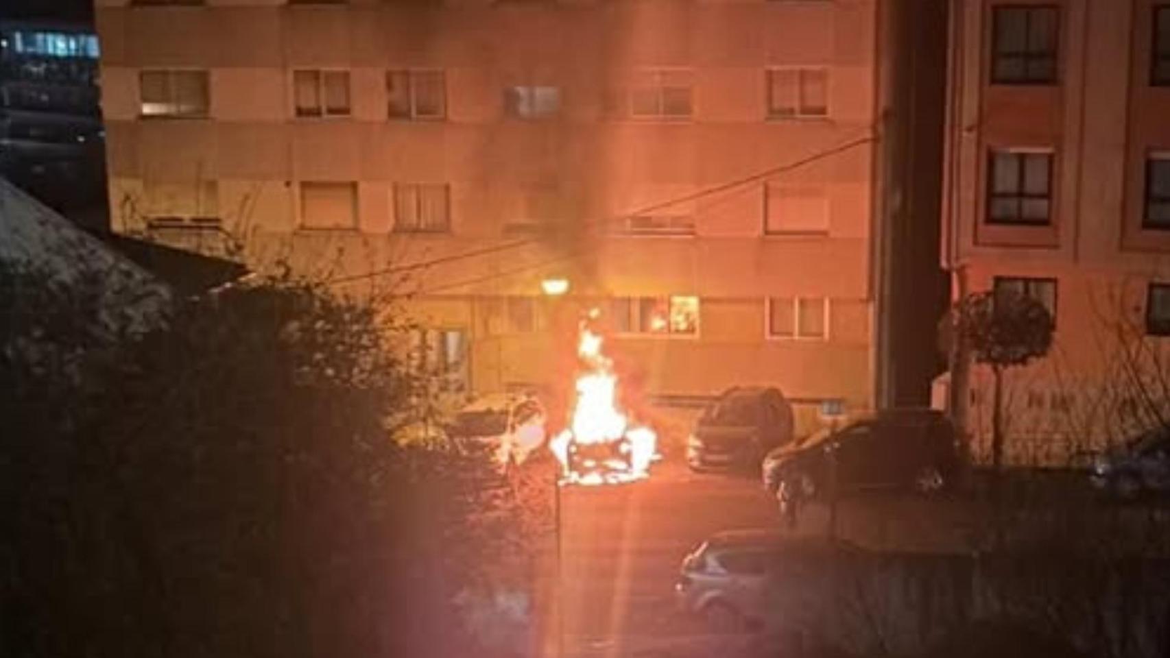 Coche ardiendo en Arteixo