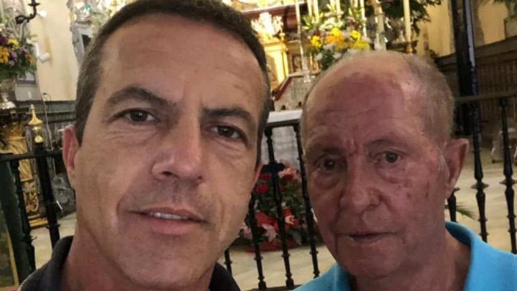 Cristóbal Soria comparte una foto con su padre.