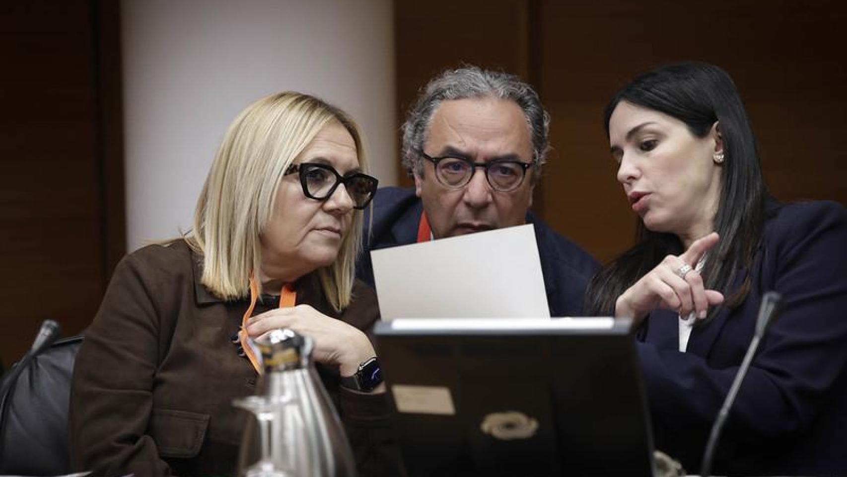 Representantes de la asociación Liberum, en Les Corts este lunes. José Cuéllar/Corts Valencianes