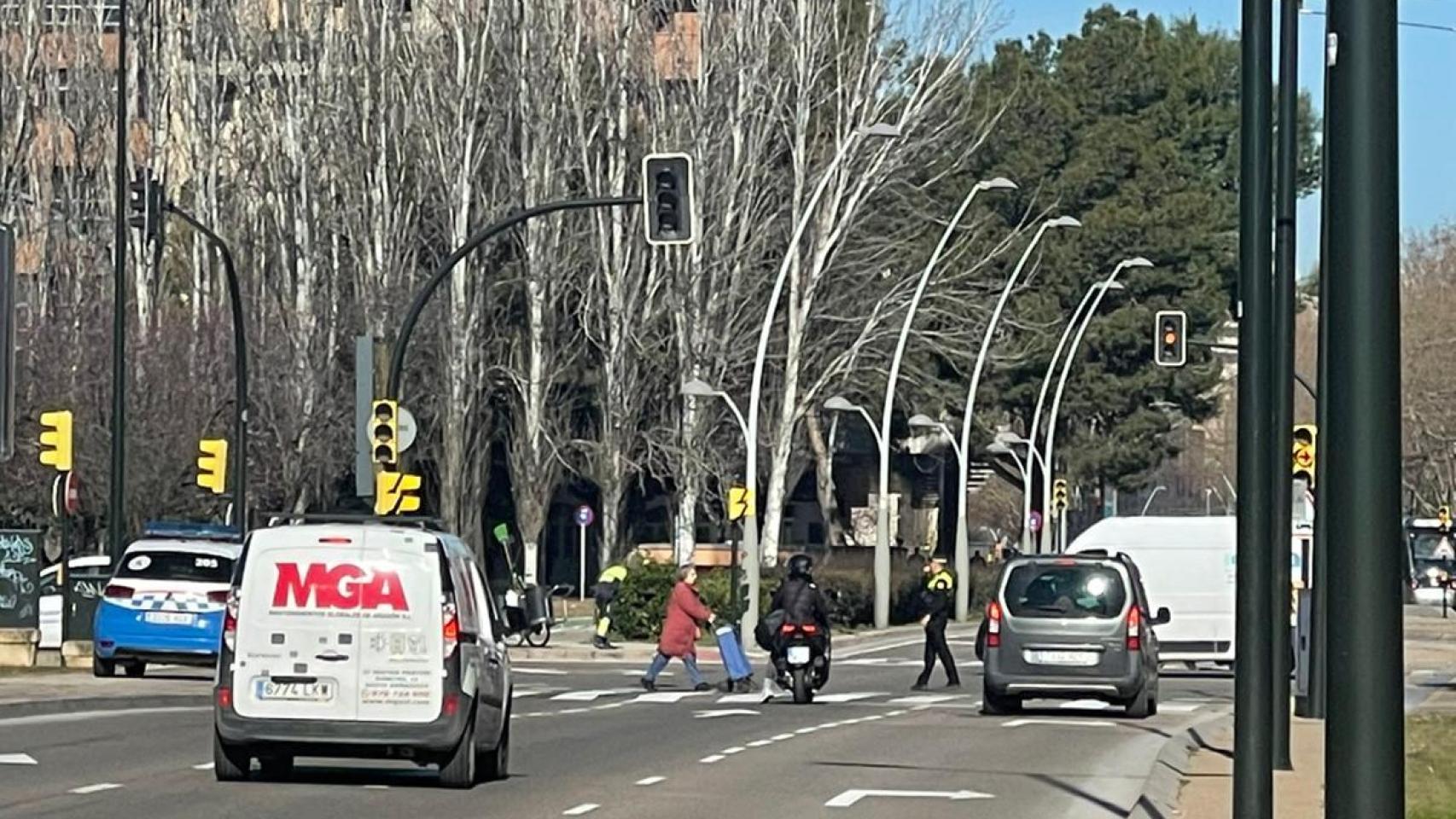 La Policía dirige el tráfico en el barrio del Actur.