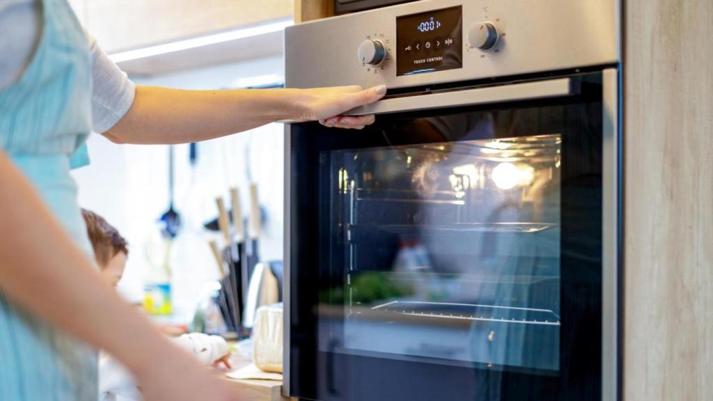 Mujer usando el horno.
