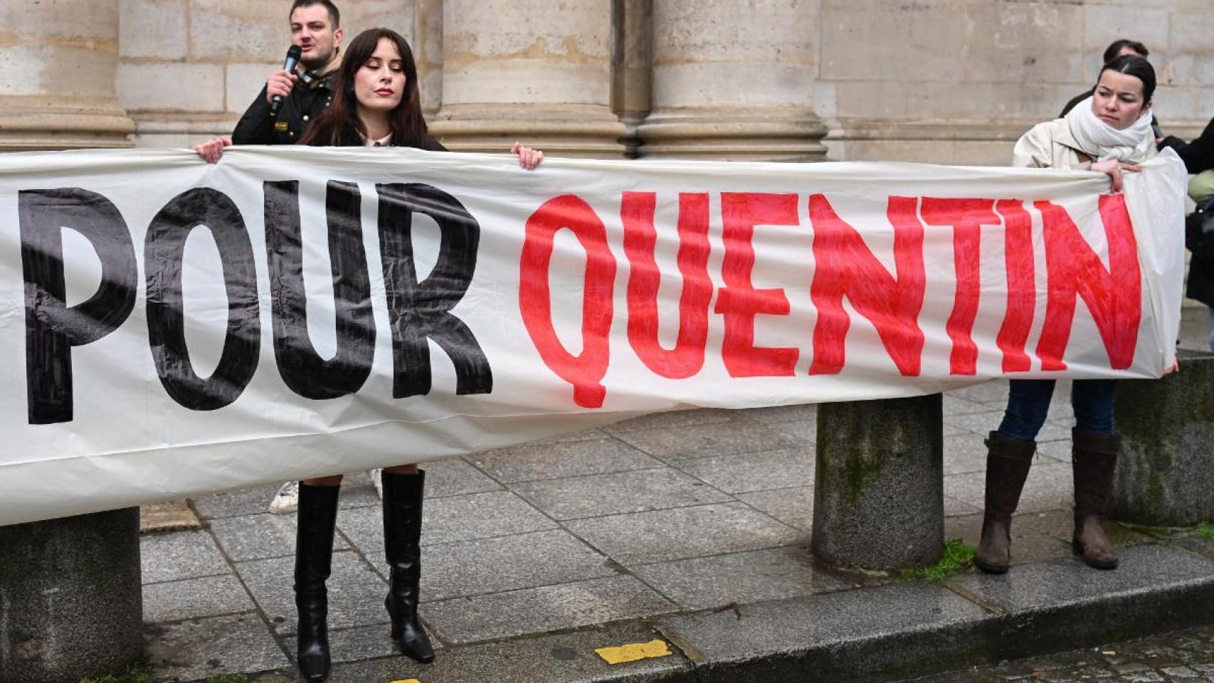 Ciudadanos franceses se concentran en repulsa por la muerte a golpes sufrida por Quentin, asesinado por activistas de ultraizquierda.
