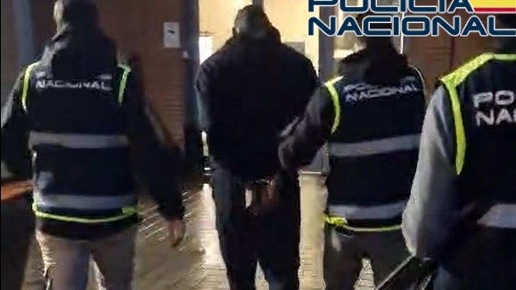 Agentes de la Policía nacional junto al detenido.