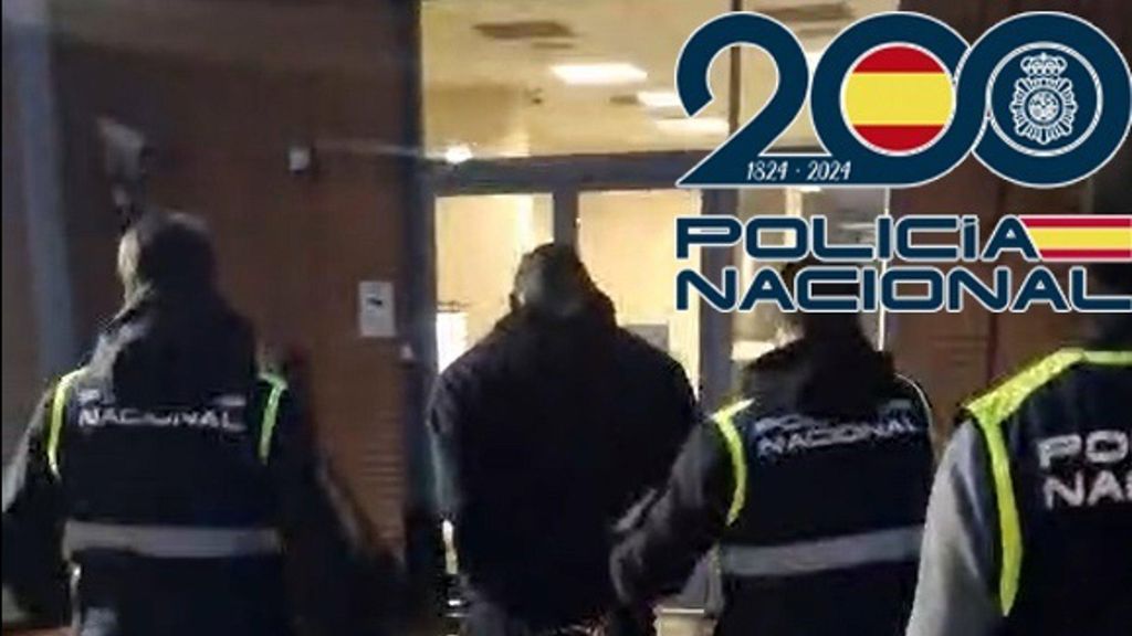 Agentes de la Policía nacional junto al detenido.