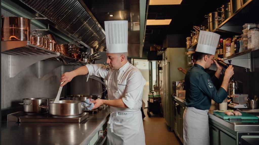 Parte del equipo del nuevo restaurante de Diego René en Málaga capital.