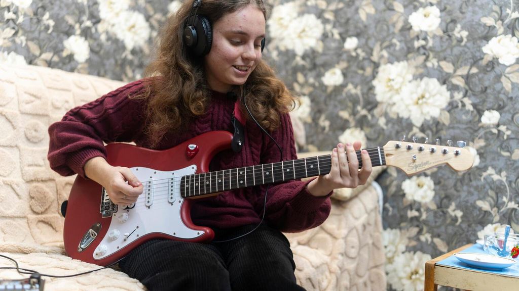 Veronika, enfrenta la guerra a través de la música y los estudios.