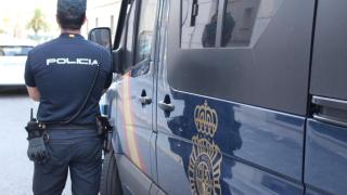 Agente de Policía Nacional junto a furgón policial en Valencia, imagen de archivo. Jefatura
