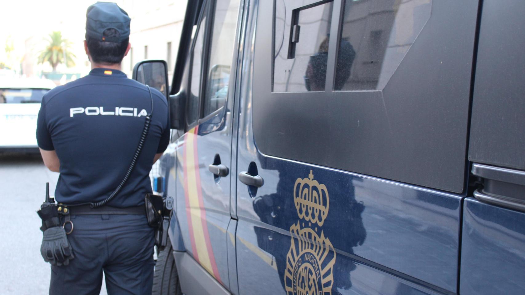 Agente de Policía Nacional junto a furgón policial en Valencia, imagen de archivo. Jefatura