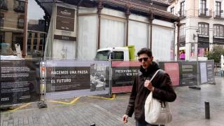 Una persona camina junto al Mercado de San Miguel de Madrid.
