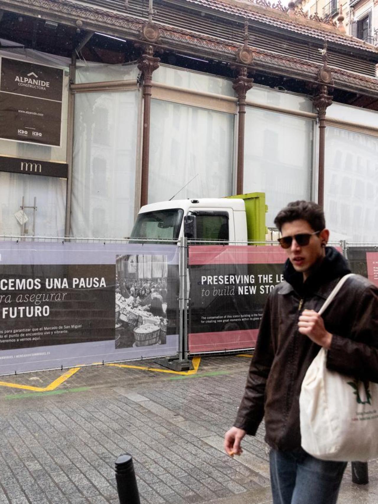 Una persona camina junto al Mercado de San Miguel de Madrid.