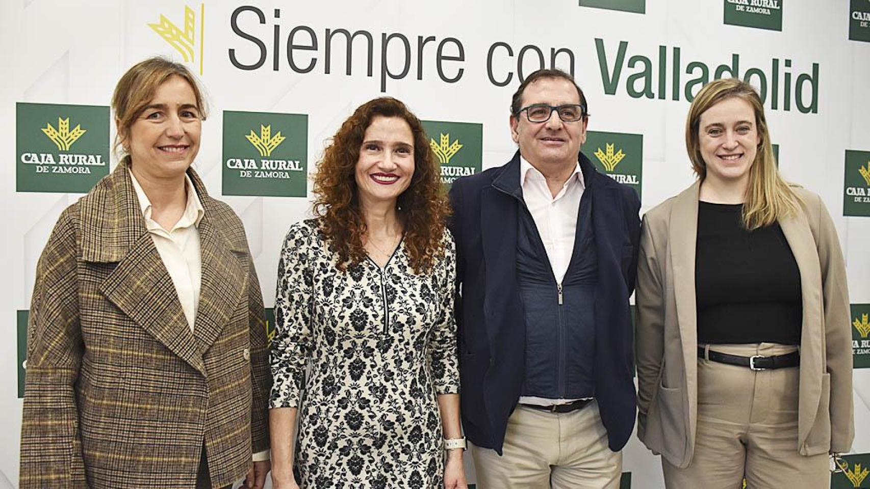 De izquierda a derecha: Paloma Villa, directora de zona en Valladolid, por parte de Caja Rural, Inmaculada Cernuda García, vicepresidenta de Autismo Valladolid, Narciso Prieto Martín, responsable de la Fundación Caja Rural de Zamora y director de Comunicación y Relaciones Institucionales y Clara Torrellas, la directora general, de Autismo Valladolid en la presentación del convenio de colaboración.