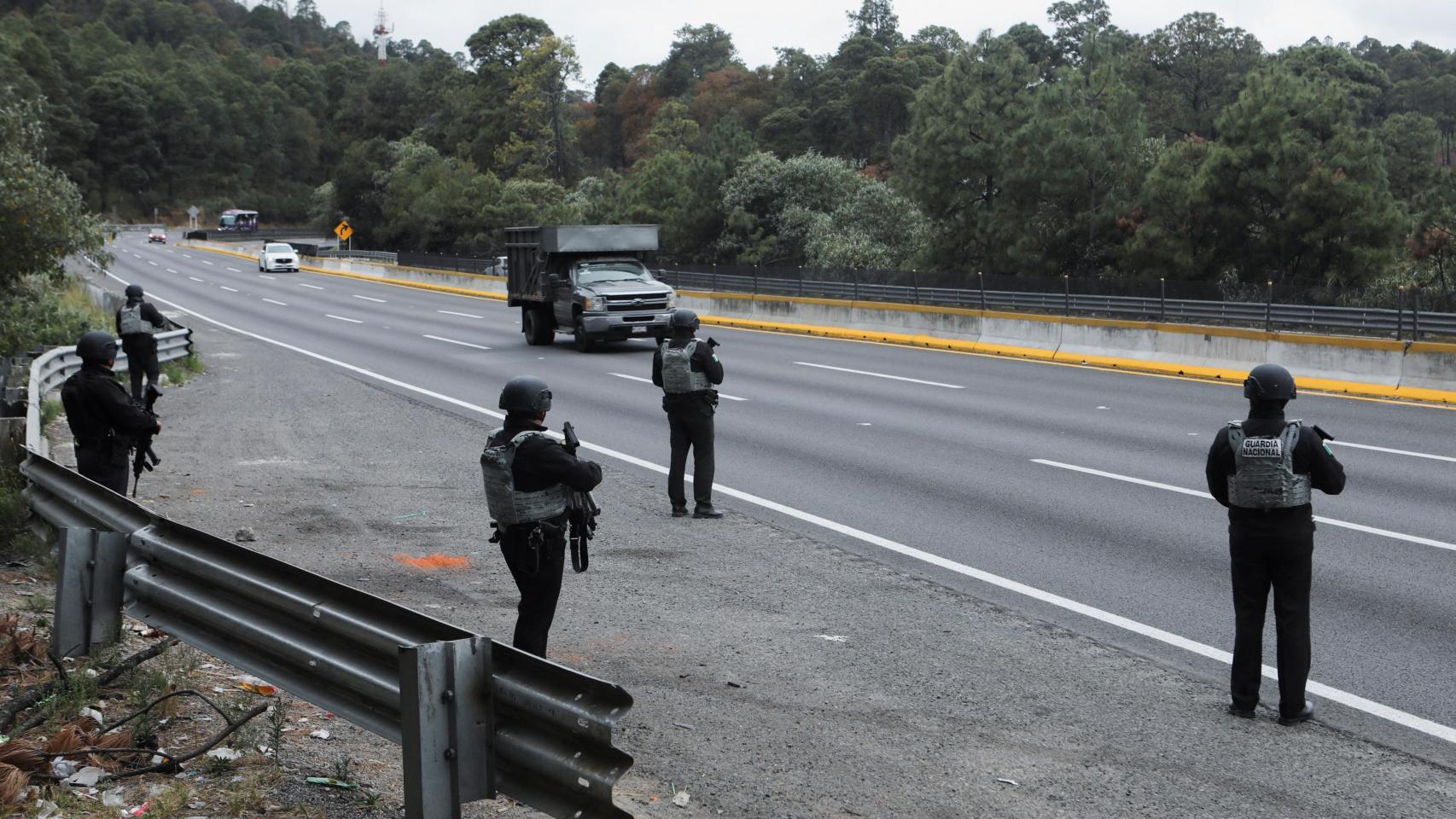 Miembros de la Guardia Nacional mexicana desplegados en una autovía entre Ciudad de México y Puebla.