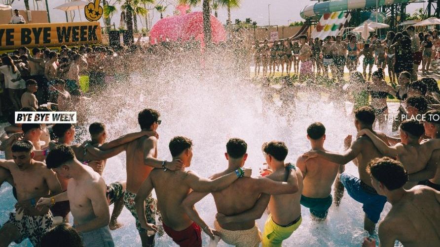 Jóvenes disfrutan de actividades en la piscina en la Bye Bye Week, diseñada para preuniversitarios.