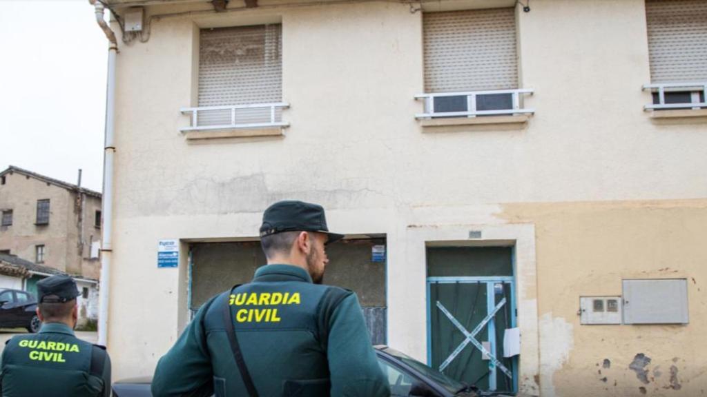 Un par de guardias civiles desplegados en Fuenmayor, en el número 9 de la calle Veracruz, en la escena del parricidio.