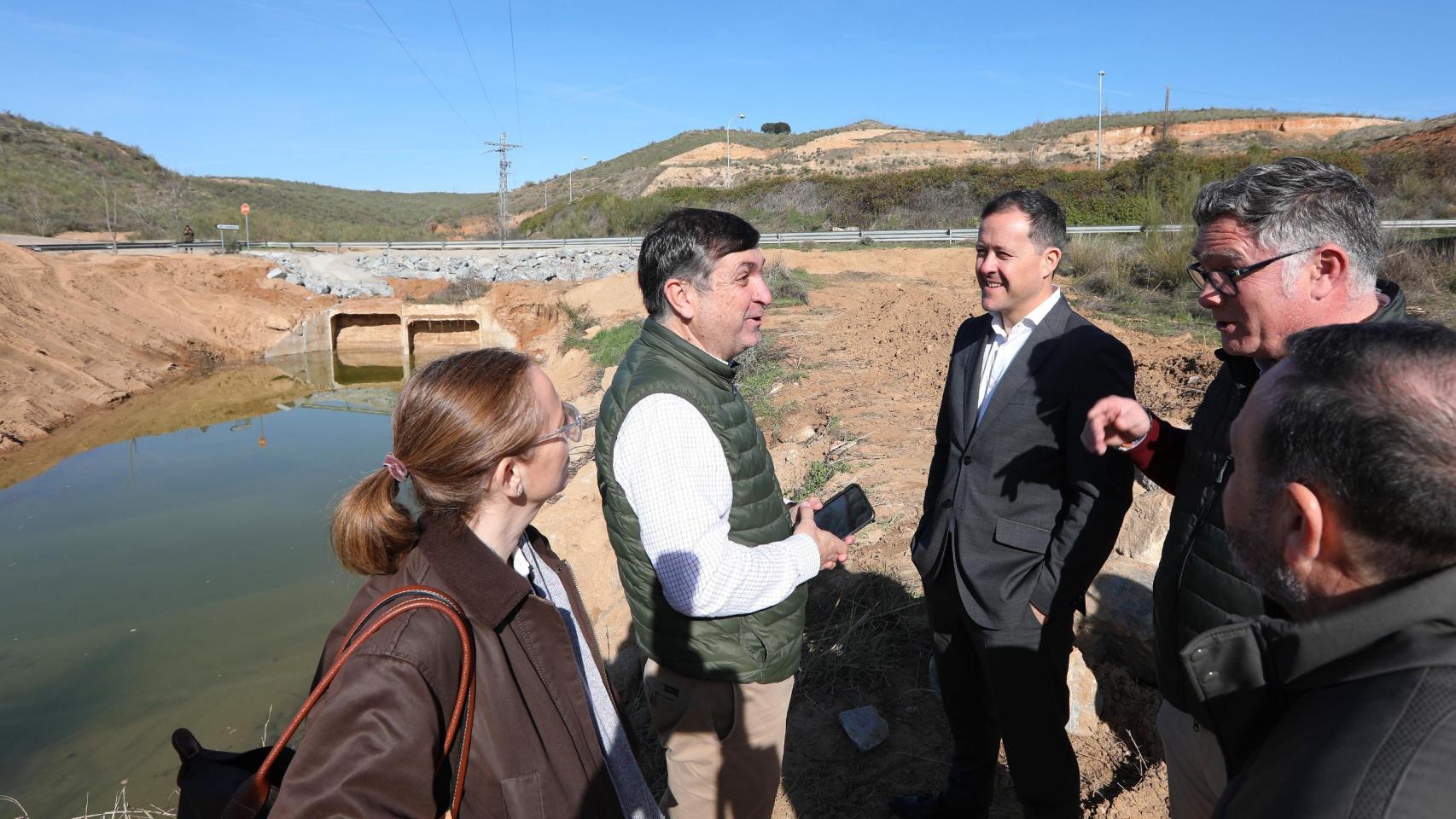 El alcalde de Toledo, Carlos Velázquez, ha visitado este lunes la actuación de urgencia desarrollada tras las lluvias.