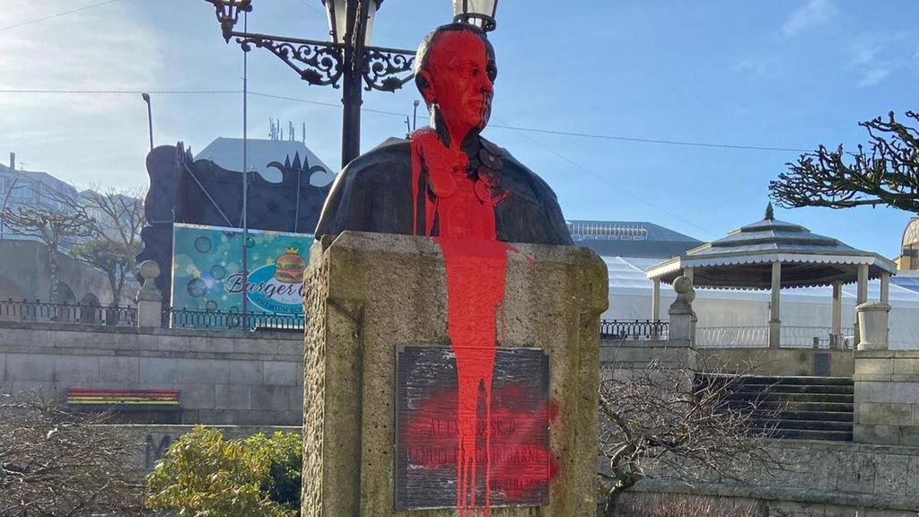 Busto de Manuel Fraga vandalizado en Vilalba (Lugo).
