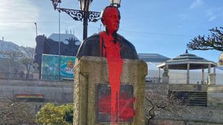 Busto de Manuel Fraga vandalizado en Vilalba (Lugo).