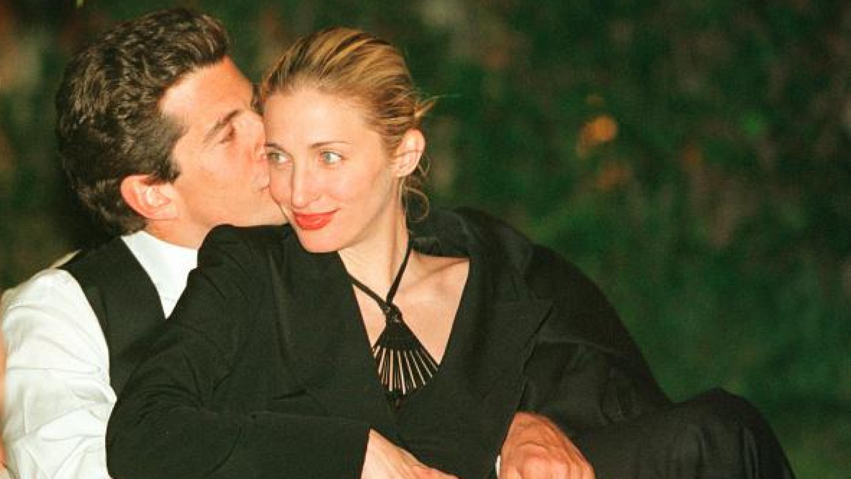 JFK Jr. y Carolyn Bessette.