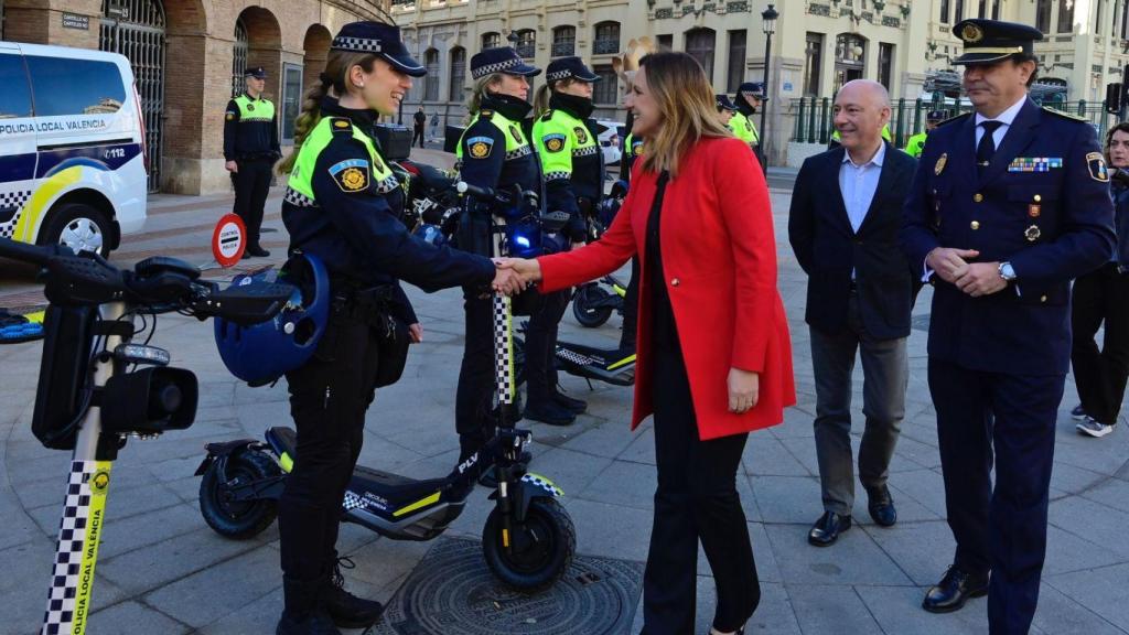 María José Catalá con la nueva unidad policial. EE