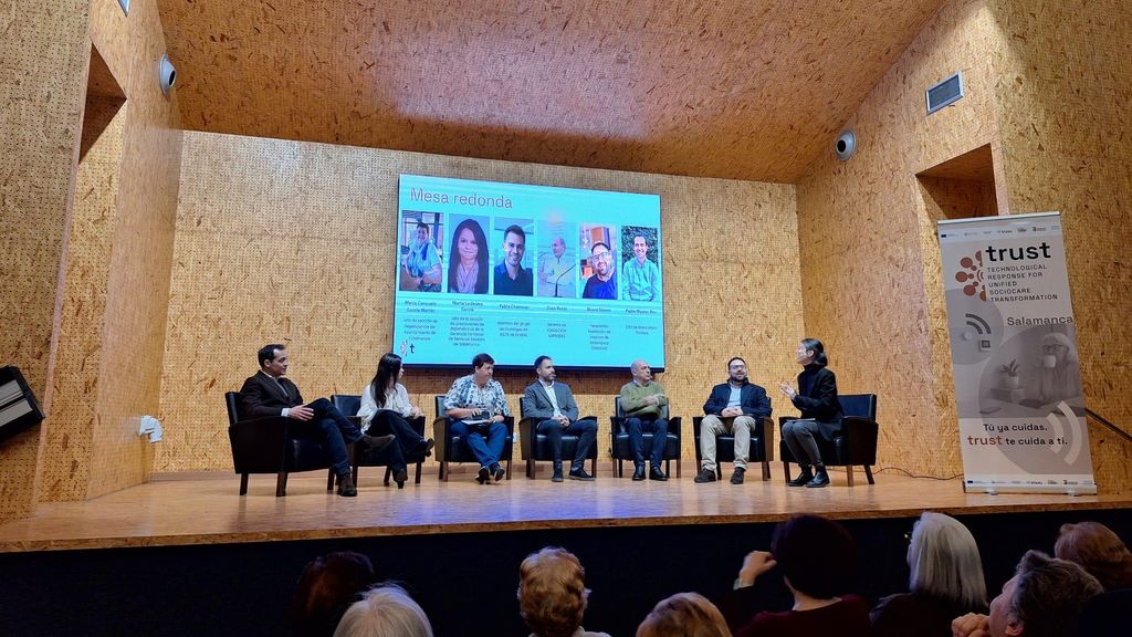 Mesa redonda posterior al acto de presentación.