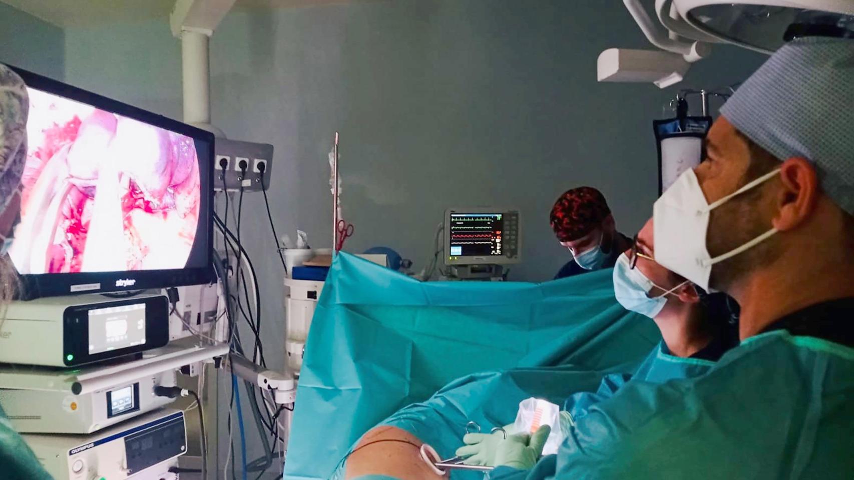 El doctor Mongil durante una intervención.